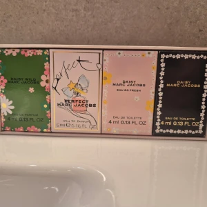 Marc Jacobs parfymset med fyra miniflaskor - Säljer ett exklusivt parfymset från Marc Jacobs med fyra olika dofter: Daisy Wild 4 ml, Perfect 5 ml, Daisy Eau So Fresh 4 ml och Daisy 4 ml. Varje flaska är dekorerad med blommiga och färgglada detaljer. Perfekt som present eller för att testa flera dofter. Endast testdoftade.