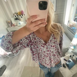 Blommig blus  - Säljer vidare denna fina blommiga blus då den inte passade😊🌼🌸 ganska liten i storlek