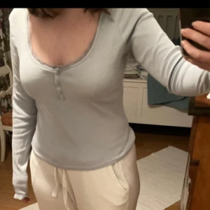 Ljusblå hollister tröja - Ljust blå tröja från hollister. Tröjan är här en spets kant längs urringningen. Fint skick! Säljs då den ej kommer till användning