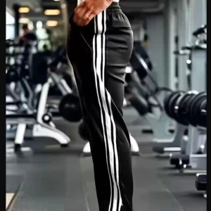 Tränings långbyxor  - (Finns även i storlek L och XL i seperata annonser).  Elastisk, luftig, och bekväm.            Ett bra alternativ för dig som inte vill visa kyckling benen.                                                                  (kom ihåg att allt som jag säljer är helt oanvänt och ligger kvar i förpackningen. "Läs beskrivningen i min profil"). Tack