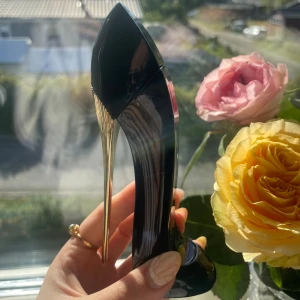 Good Girl Eau de Parfum från Carolina Herrera - Säljer min Good Girl perfym från carolina herrera(orginal doften), flaskan är 30ml och knappt använd (sista bilden visar resterande mängd). Jag säljer pågrund av att andra perfymer passar mig bättre, så den kommer knappt till användning. Den doftar dock väldigt gott och  är omtyckt av många! 🥰🫶🏼