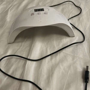 UV lampa för naglar med timer - En vit UV-lampa för naglar med digital display och tre knappar för timerinställning. 30,60,90 sek!