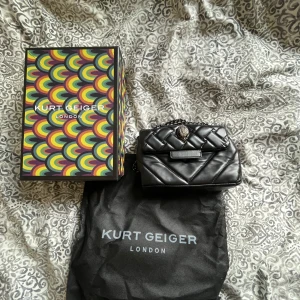 Jättesnygg väska - Säkjer nu denna sjukt snygga väskan! Den är i väldigt bra skick då jag bara använt den några få gånger💓 den är i väldigt praktiskt storlek då man får plats med de man behöver, smink telefon osv 