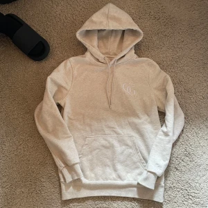 Ljusgrå hoodie från Garde Gisch - Säljer en ljusgrå hoodie från Garde Gisch med broderad GG-logga på bröstet och ärmen. Tröjan är i bra skick och funkar lika bra som S. Den är i nytt skick . Bara testat.