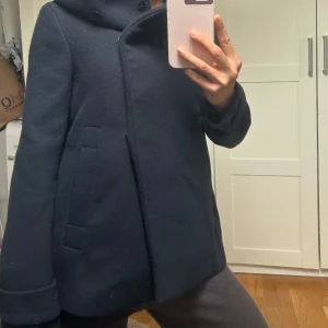 Mörkblå kappa med bred krage - Mörkblå kappa från Zara🤗💖