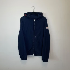 Moncler windbreaker  - Moncler || skick 9/10 || storlek 1 vilket motsvarar S || nfc tag och qr kod fungerar || modellen är 170cm lång || pris kan diskuteras vid snabb affär!