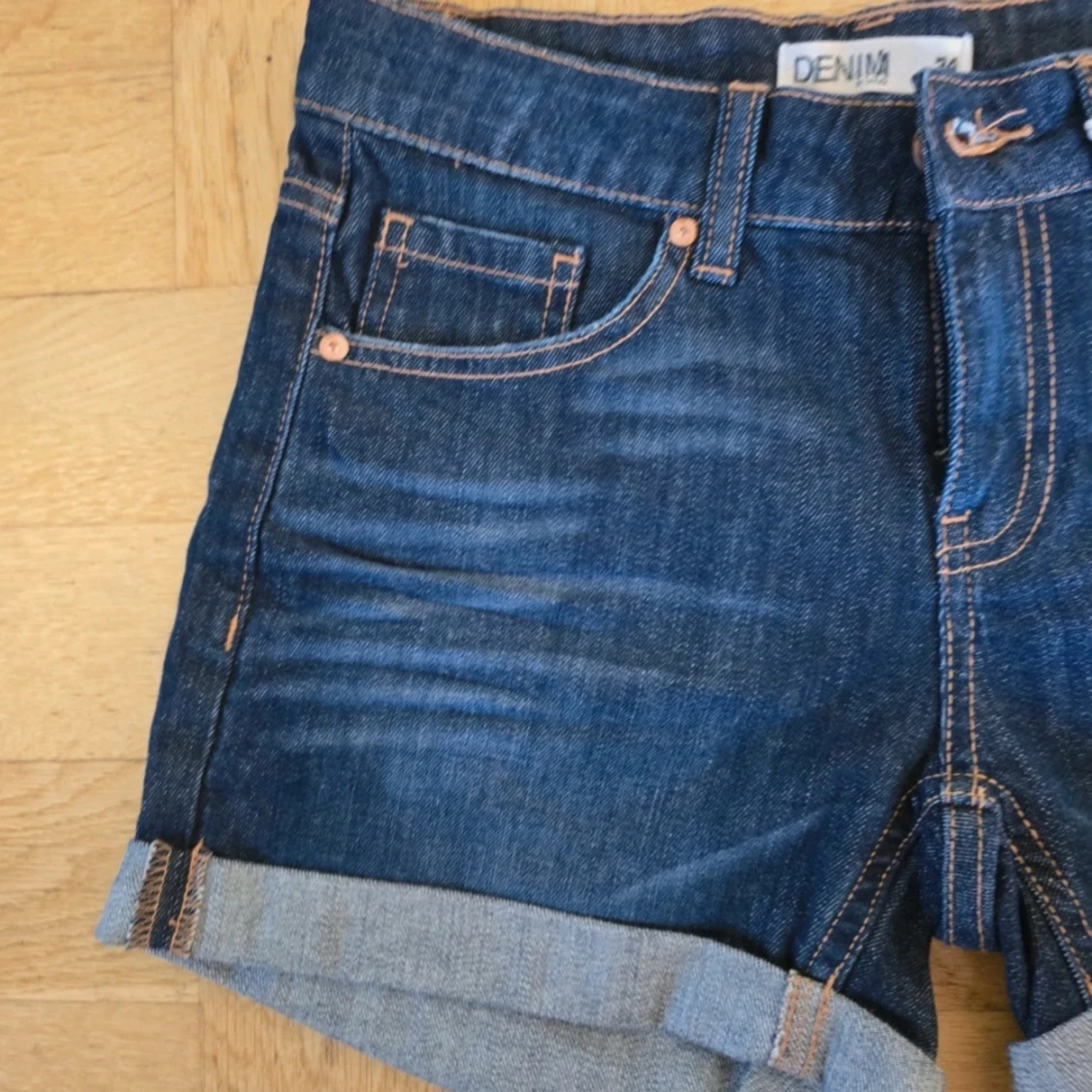 Mörkblå jeansshorts med uppvik - 3