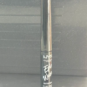 NYX Epic Wear Waterproof Eyeliner - Säljer en svart, vattenfast eyeliner från NYX Professional Makeup. Pennan har en smal och precis applikator som gör det enkelt att skapa skarpa linjer. Perfekt för dramatiska eller subtila looks.