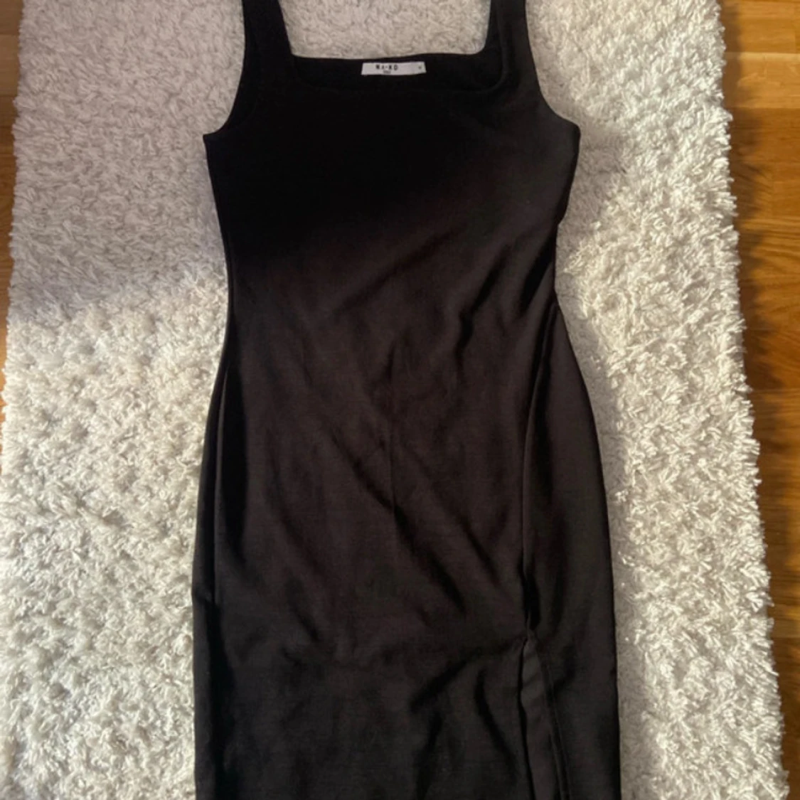 Svart tight klänning från NA-KD