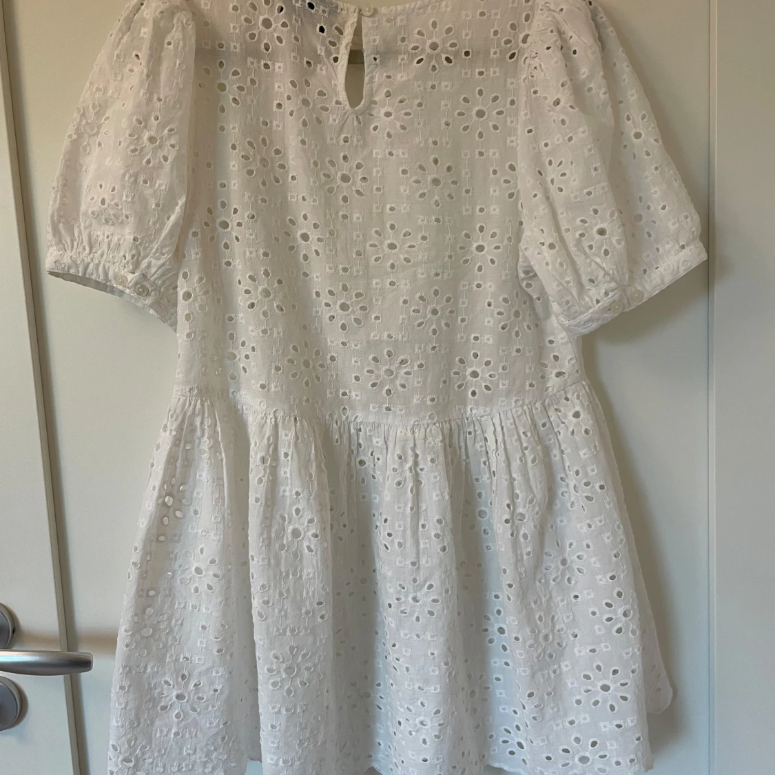 Vit broderad klänning från Lexington - 1