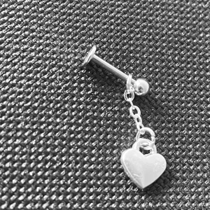 By prisförslag- 1 st ögonbryns silver piercing med hjärta  - By prisförslag- 1 st ögonbryns silver piercing med hjärta 