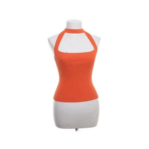 Orange topp - Säljer denna snygga orange toppen från zara. Köptes på sellpy o har använt den ungefär 3 ggr. 