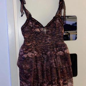 Klänning - Brun röd Kort klänning, är 180cm och uhm well den är liiiite FÖR kort för mig😅