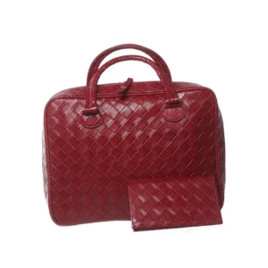 Röd quiltad handväska i skinn - Säljer en snygg röd handväska i skinn med quiltat mönster. Väskan har två handtag och en klassisk, form. Perfekt för dig som vill ha en stilren accessoar med lite extra attityd.