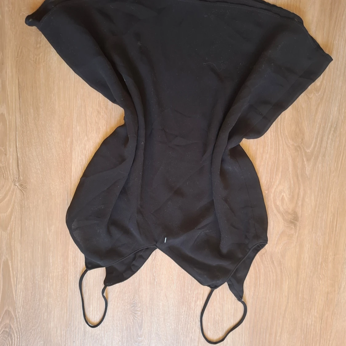 Svart linnetopp med smala axelband och spetsdetalj - 2