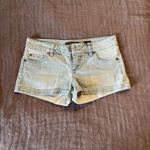 Ljusblå lågmidjade jeansshorts  - Snygga ljusblå och lågmidjade jeansshorts 