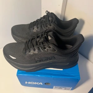 HOKA BONDI 9 - Säljer dessa riktigt sköna löparskorna de är helt nya och oanvända. De passer inte mig och kunde inte returnera de därför säljer jag de.
