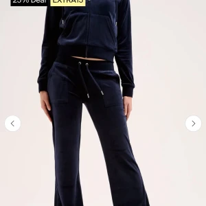 Juicy set  - Mysiga marinblå mjukisbyxor med breda ben och dragsko i midjan. Byxorna har fickor framtill och är tillverkade i ett mjukt, sammetsliknande material. Perfekta för en avslappnad stil. Kofta till i S 