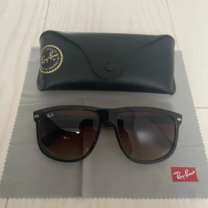 Rayban boy-friend - Tja, säljer nu mins Raybans. Använda en handfull gånger. Fodral och ”rengörare” tillkommer! Priset är ej hugget i sten. Vid frågor och funderingar är de ba och slänga iväg ett dm!