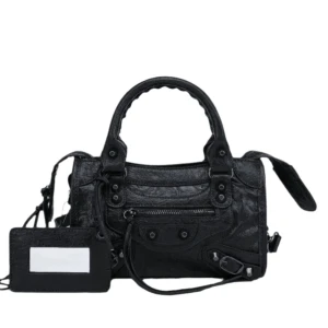 läder handväska givoza - Svart läder handväska från givoza. Axelband och korthållare med spegel följer med, dekorativa trådar kan även tas bort. Orginalpris: 900. Helt oanvänd, 30x10x23cm. Pris kan diskuteras💗