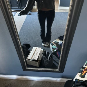 Brandymelvill byxor  - Säljer ett par super snygga byxor fårn brandy Melville som inte har några fickor där back och är i en mörkblå ur tvättad färg🥰