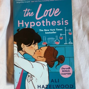 The Love Hypothesis - En charmig och rolig roman om en doktorand som inte tror på kärlek men hamnar i en oväntad situation med en känd professor. Boken blandar vetenskap, känslor och humor, och innehåller även en bonuskapitel.