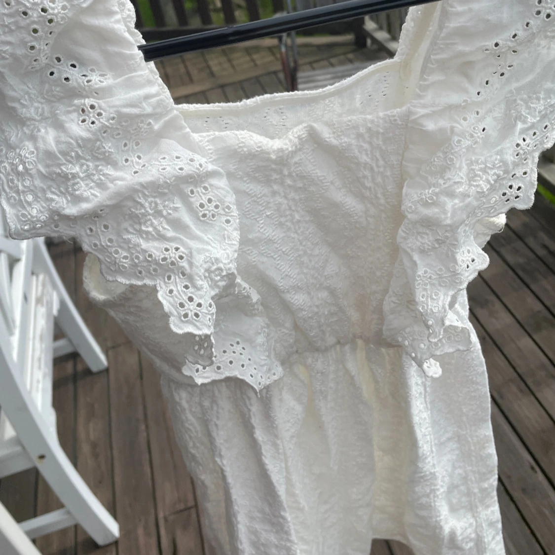 Vit klänning med broderade volangärmar - 2