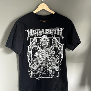 Svart Megadeth t-shirt med turnétryck -  Megadeth t-shirt. Baksidan har turnédatum från 2023. 