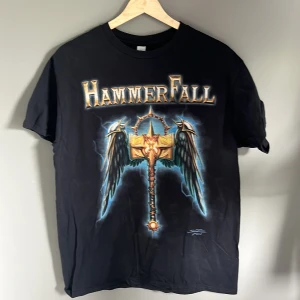  HammerFall t-shirt  - HammerFall t shirt med fram och baktryck
