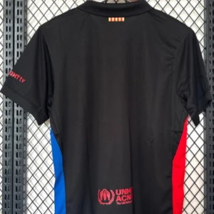 Svart FC Barcelona fotbollströja med färgdetaljer - Säljer en svart FC Barcelona fotbollströja med klubbmärke och Nike-logga på bröstet. Tröjan har röda och blå paneler på sidorna samt röd Spotify-logga i mitten. Kortärmad modell med krage och tryck på ärmarna. Jag köpte den och den passa inte mig det fanns ingen retur så jag säljer den helt ny tog inte på mig den en ända gång vara när jag testa den. Priset kan diskuteras