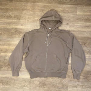 Arket zip hoodie - En zip hoodie från arket i mycket bra skick. Sitter löst och har en boxy fit. Grå/beige nyans på tröjan.