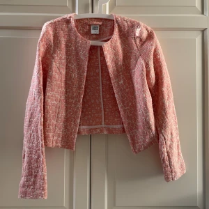 Rosa kofta - Superfin ljusrosa öppen kofta från Vero Moda, perfekt att ha över någon topp💕