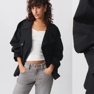 Trenchcoat  - Den är slutsåld på ginatricot och en väldigt fin och trendig jacka🥰