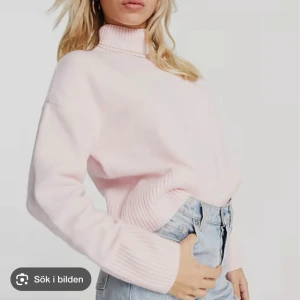 Stickad polotröja - Ljusrosa stickad polo tröja från & other stories i bra skick! Sitter som en xxs 