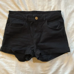 Svarta shorts från H&M - Svarta shorts från H&M med klassisk femficksdesign. Perfekta för sommaren och enkla att matcha med olika toppar. De är inte jätte använda och inga skador.