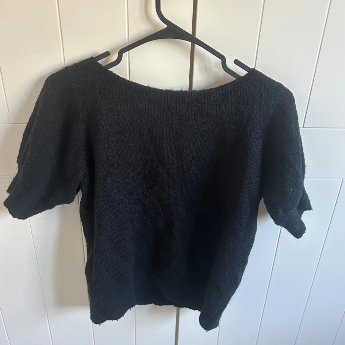 Båteingad stickad tröja