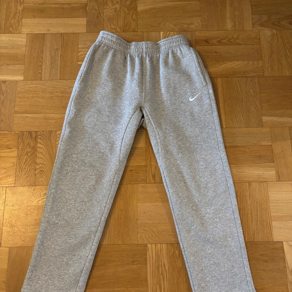 Grå mjukisbyxor från Nike