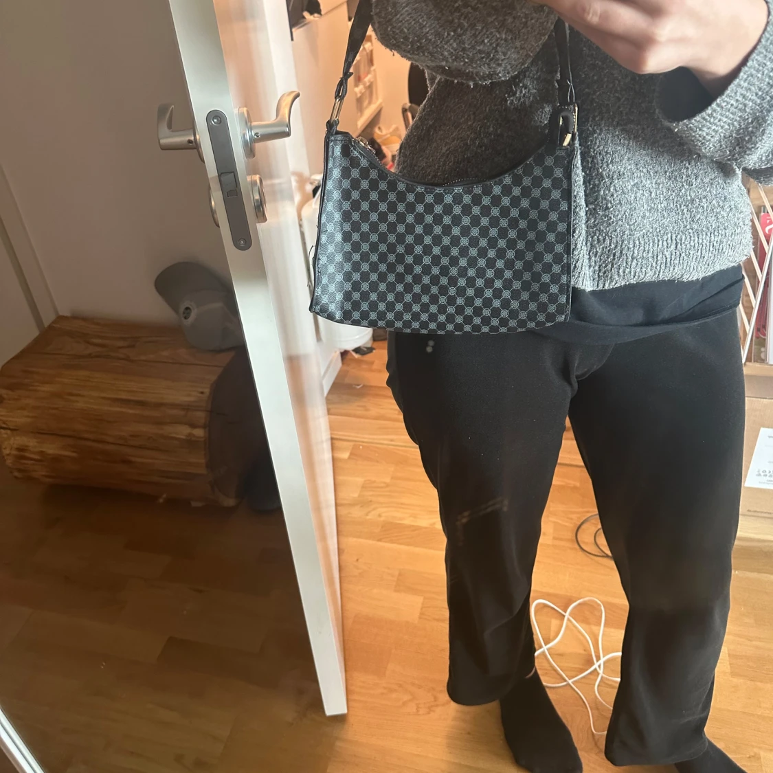 Svart axelväska med monogrammönster  - 3