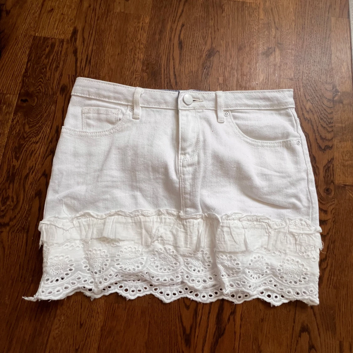 Vit jeanskjol med spetsdetaljer