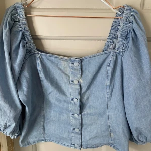 H&M jeans topp - säljer den trendiga jeans toppen från H&M. Tyvärr så har den några missfärgningar som man kan se på bilderna, annars är den i fint skick.