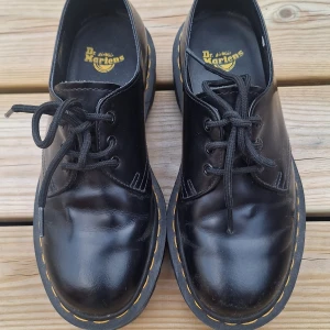 Doc Martens loafers - Säljer mina doc marten loafers i storlek 38. Köpte i nyskick second hand men passade inte min stil så säljer. Lådan finns kvar, de är använda max 2 gånger. Skriv för frågor eller fler bilder!❤️