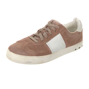 Valentino flycrew Garavani sneakers i mocka - Säljer ett par snygga sneakers från Valentino Garavani i brun mocka med vita detaljer och silverfärgade nitar på hälen. Skorna har snörning och en vit sula. Perfekta för dig som gillar stilrena men ändå väldigt unika skor. (DE SÄLJS INTE LÄNGRE OCH GÅR KNAPPN ATT FÅ TAG I)