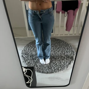 Blå raka jeans låg midja - Low straight jeans💕 W:27 L:32, säljs på grund av för små i midjan 