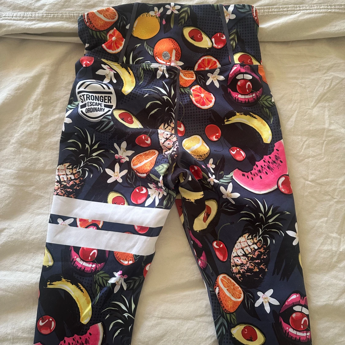 Färgglada träningsleggings från Stronger med fruktmönster - 1