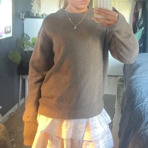 stickad tröja  -  Säljer min stickade gröna tröja från H&M. Lite använd men går att ta bort med en liten nopper verktyg enkelt. Har slits vid händerna som design. Köpt för 400kr. 🩵 