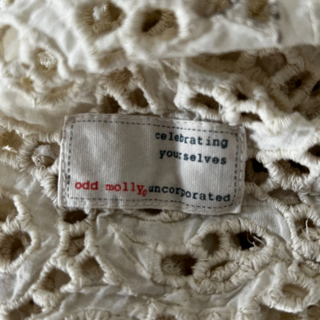 Beige spetsblus med rosett från Odd Molly - 2