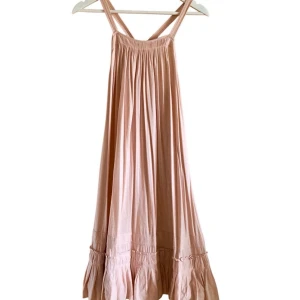 Ljusrosa volangklänning från See by Chloé strl S - Superfin ljusrosa klänning från See by Chloé med volangkjol / volangkant nertill och smock upptill. Klänningen har axelband och ett luftigt, flowy fall som ger en romantisk känsla. Perfekt för varma dagar och somriga tillfällen.