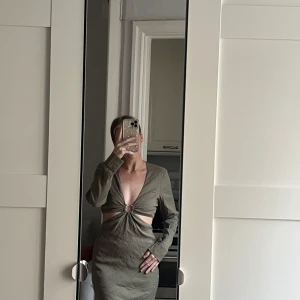 Olivgrön omlottklänning med cut out från Zara - I storlek M men passar även S.