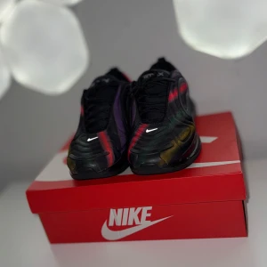 Nike Air Max 720 - Säljer nu ett par sällsynta nike skor! Dom är i väldigt bra skick samt äkta. Dom finns endast på Xstock att köpa för ungefär 3000:- och finns då inte tillgänglig på Nike hemsidan eller andra liknande plattformar! Tveka inte på att skicka iväg ett meddelande ifall ni känner er intresserade!😀