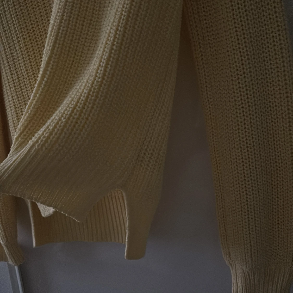 Gul stickad tröja från Lindex - 1